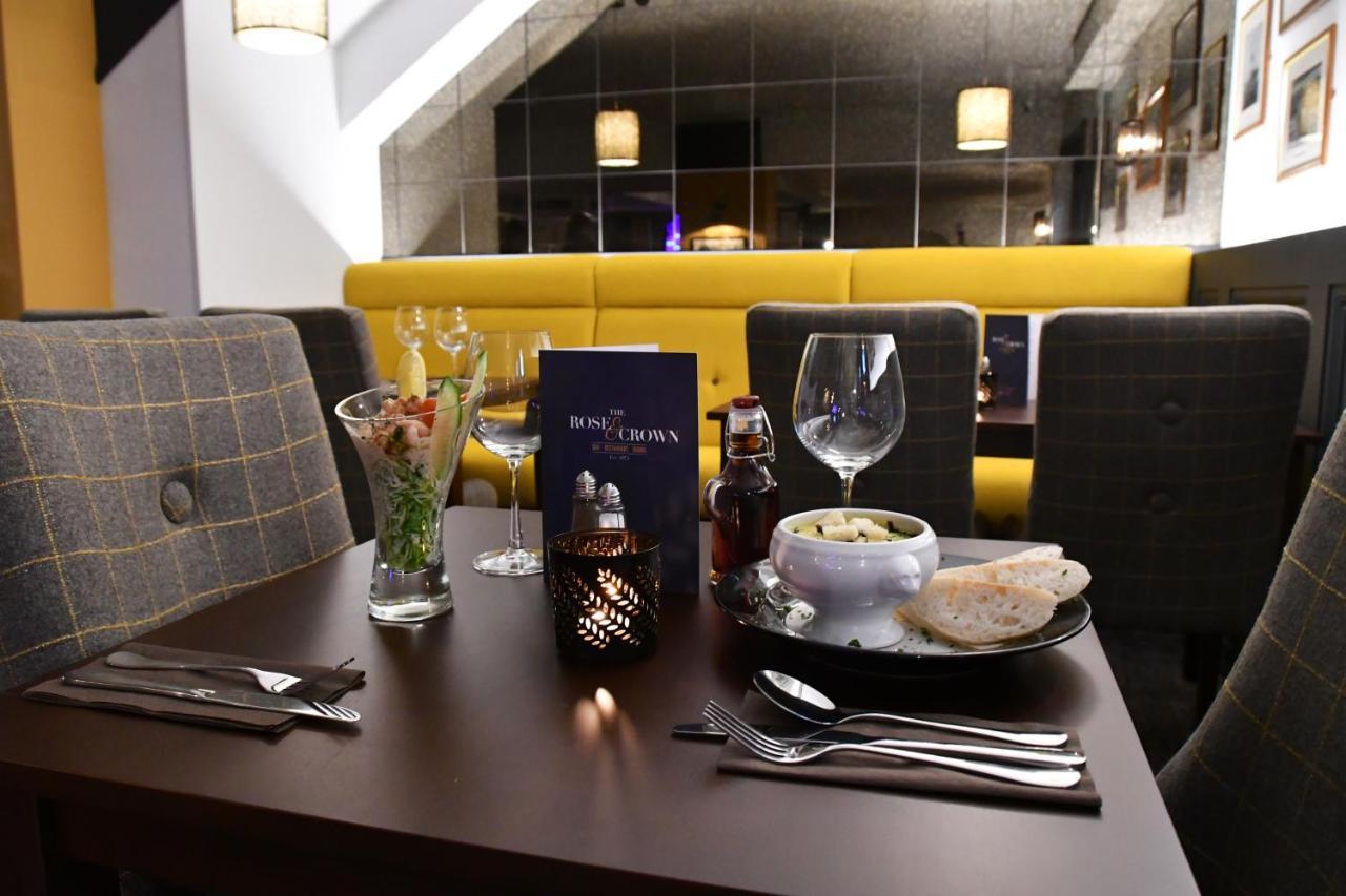 Rose And Crown Hotel คาร์มาเทน ภายนอก รูปภาพ